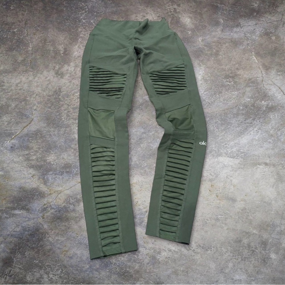 Alo Yoga Moto Leggings – Women’s Medium – Green
Alo Yoga moto-style leggings